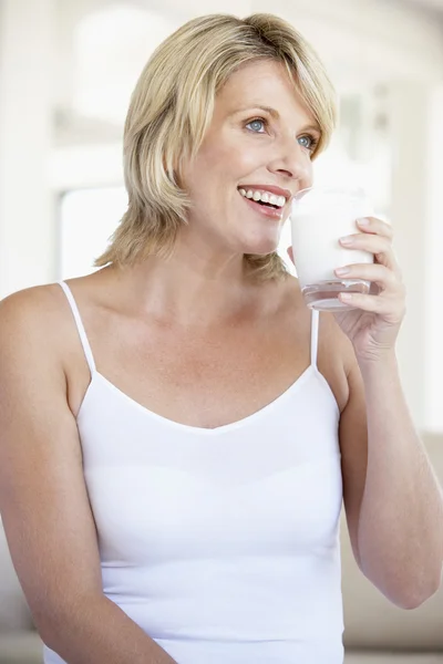 Mid volwassen vrouw drinken van een glas melk — Stockfoto
