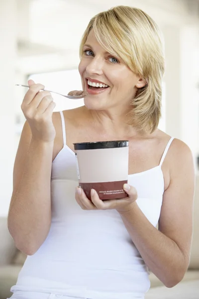 Μέσα Του Ενήλικη Γυναίκα Τρώει Παγωτό Σοκολάτα Και Χαμογελά Στο — Φωτογραφία Αρχείου