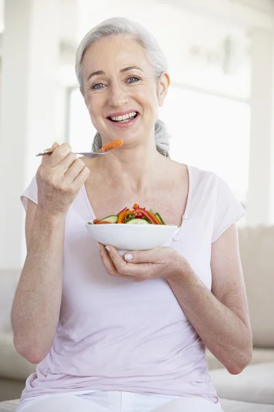 Mujer mayor comiendo ensalada — Foto de Stock
