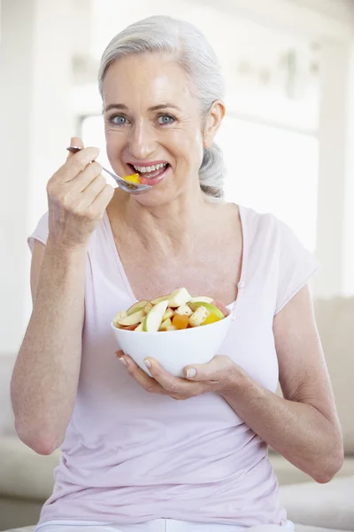 Senior Vrouw Eten Van Verse Fruitsalade — Stockfoto