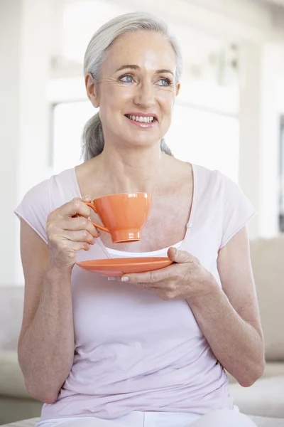 Starszy Kobieta Gospodarstwo Herbata Uśmiechając Się Kamery — Zdjęcie stockowe