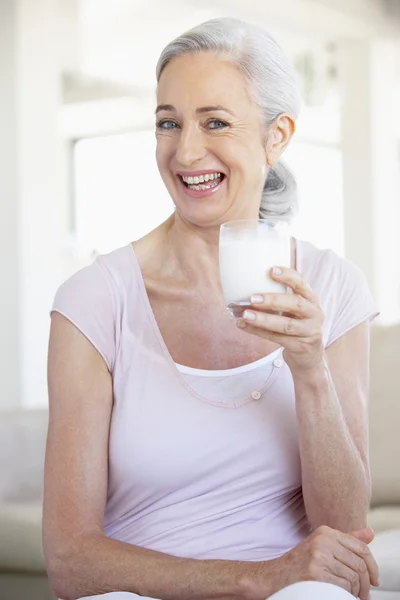 Seniorin Trinkt Ein Glas Milch — Stockfoto