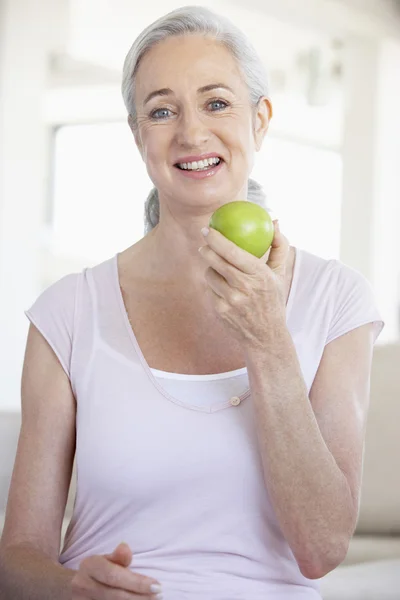 Äldre Kvinna Äta Grönt Äpple — Stockfoto