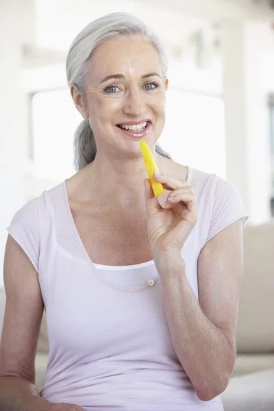 Senior vrouw ananas eten — Stockfoto