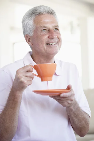 Среднего Возраста Мужчина Держит Оранжевую Кружку — стоковое фото