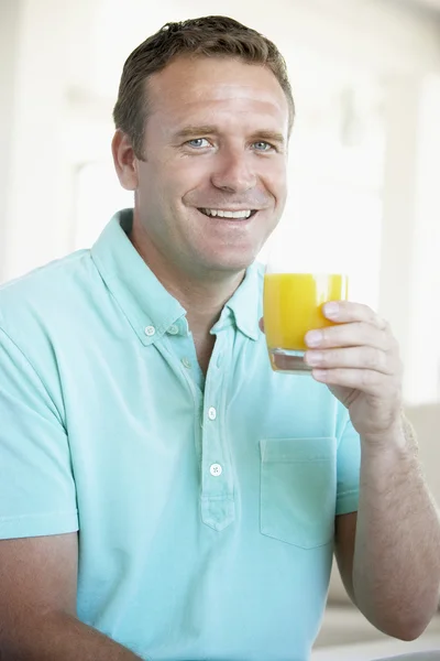Mid volwassen man drinken sinaasappelsap — Stockfoto