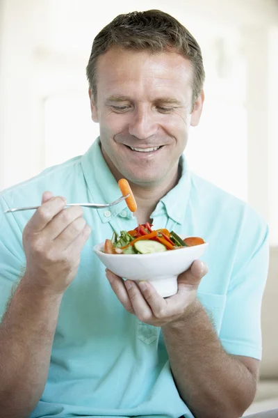 成人男性半ば サラダを食べること — ストック写真