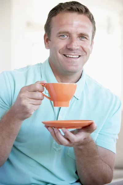 Hombre Adulto Medio Sosteniendo Taza Naranja Sonriendo Cámara —  Fotos de Stock
