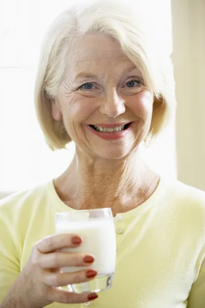 Överordnad kvinna dricker mjölk — Stockfoto