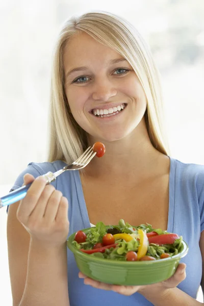 Menina adolescente comendo salada fresca — Fotografia de Stock