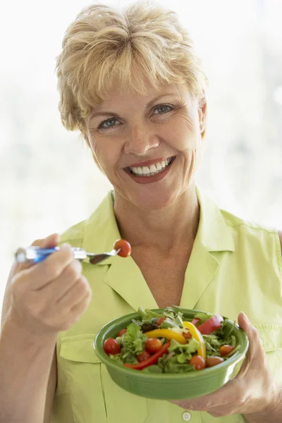 Donna di mezza età mangiare insalata fresca — Foto Stock