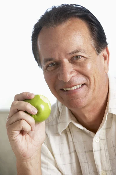 Moyen Age Homme mangeant de la pomme verte et souriant à la caméra — Photo