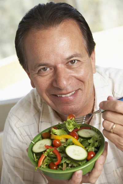 Mann Mittleren Alters Isst Salat — Stockfoto