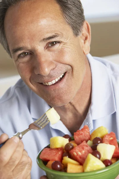Homem Meia Idade Comendo Salada Frutas Frescas — Fotografia de Stock