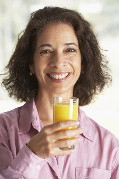Midden Leeftijd Vrouw Drinken Verse Jus Orange — Stockfoto