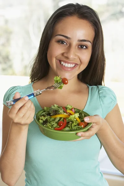 Adolescente chica comiendo una ensalada —  Fotos de Stock