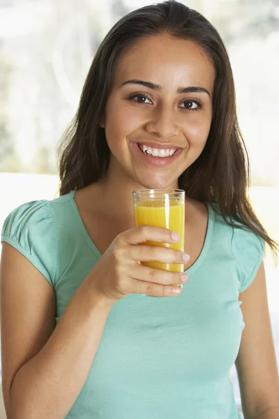 Menina Adolescente Bebendo Suco Laranja Fresco — Fotografia de Stock