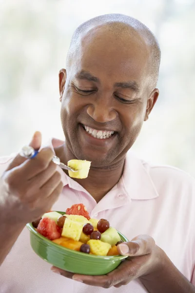 Orta Yaşlı Adam Taze Meyve Salatası Yiyor — Stok fotoğraf