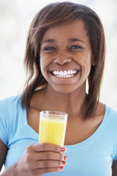 Menina adolescente bebendo suco de laranja fresco — Fotografia de Stock