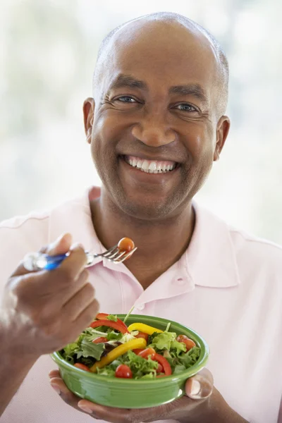 Hombre de mediana edad comiendo ensalada — Foto de Stock