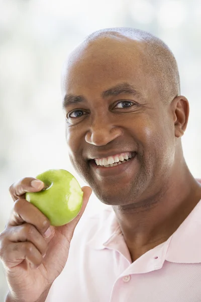 Hombre Mediana Edad Comiendo Manzana Verde Sonriendo Cámara — Foto de Stock