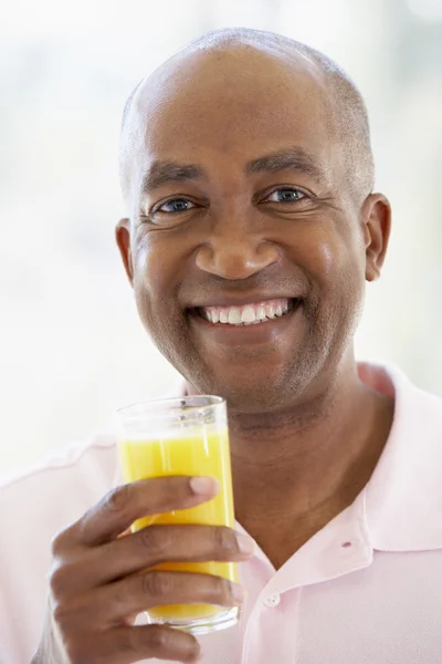 Hombre Mediana Edad Bebiendo Jugo Naranja Fresco —  Fotos de Stock