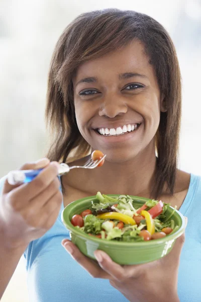 Teenager Mädchen Mit Einer Schale Salat Und Lächelt Die Kamera — Stockfoto