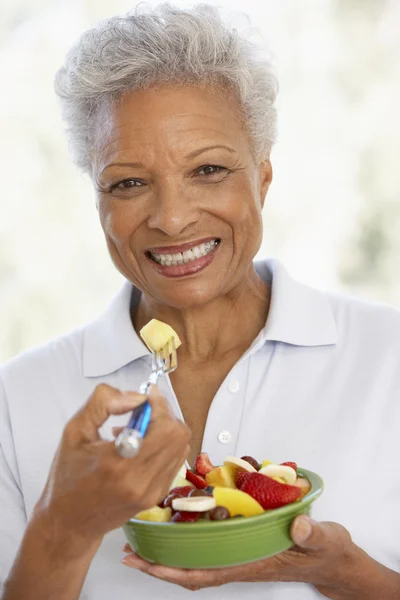 Senior Volwassene Die Een Verse Fruitsalade — Stockfoto