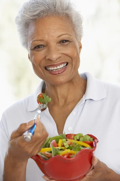 Mujer mayor comiendo una ensalada verde fresca —  Fotos de Stock