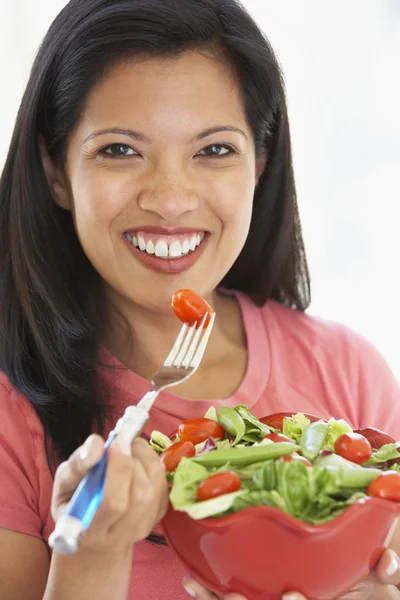 Kameraya gülümseyen bir kase salata, tutan orta yetişkin kadın — Stok fotoğraf