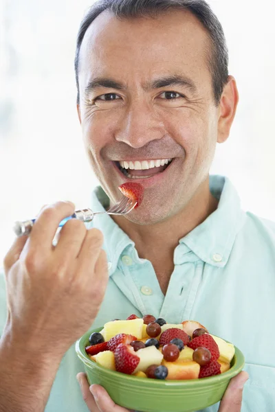 Hombre Mediana Edad Comiendo Ensalada Frutas Frescas —  Fotos de Stock