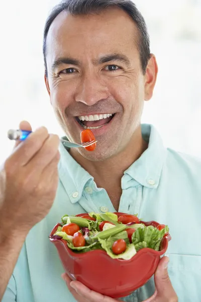 Middelste Leeftijd Man Eten Een Frisse Groene Salade — Stockfoto