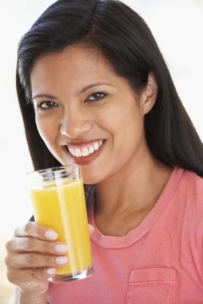Mitte erwachsene Frau trinkt frischen Orangensaft — Stockfoto