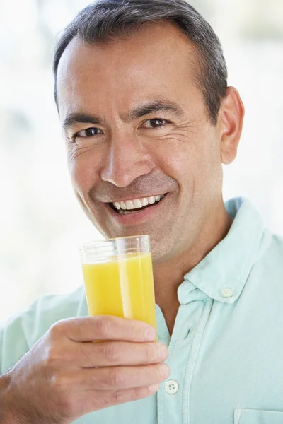 Middelbare Leeftijd Man Drinken Verse Jus Orange — Stockfoto