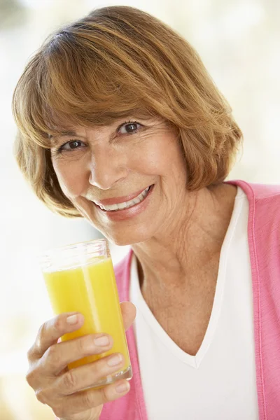 Frau Mittleren Alters Trinkt Frischen Orangensaft — Stockfoto