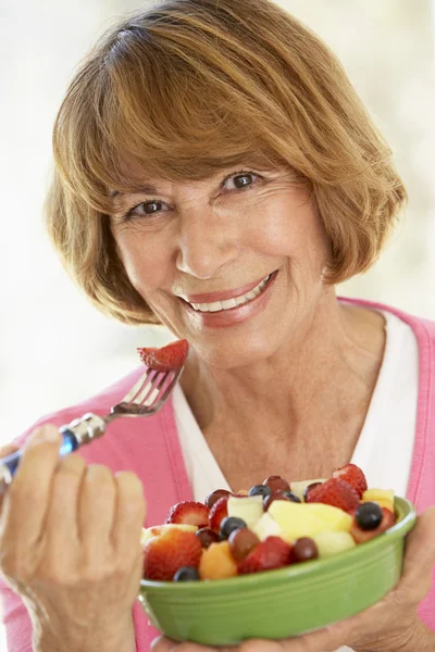 Mujer Mediana Edad Comiendo Ensalada Frutas Frescas — Foto de Stock