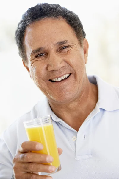 Senior Man Drinken Verse Jus Orange — Stockfoto