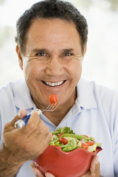 Senior Mannen Äter Fräsch Grönsallad — Stockfoto