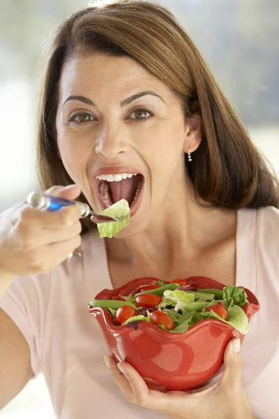 中旬成年女人吃新鲜的绿色沙拉 — 图库照片