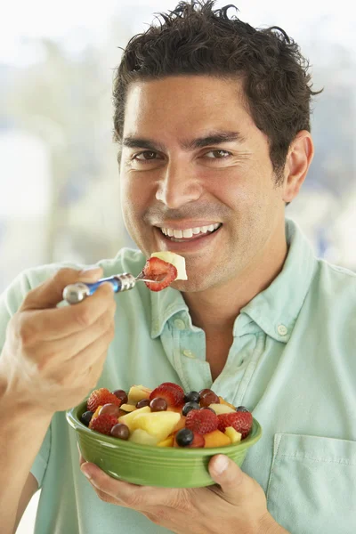 新鮮なフルーツ サラダは、微笑みのボウルを保持している大人の人半ば、 — ストック写真