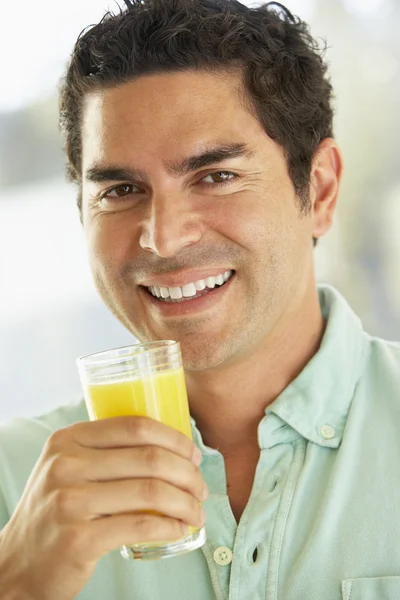 Μέσα Ηλικιωμένο Άνδρα Κρατώντας Ένα Ποτήρι Φρέσκο Χυμό Πορτοκάλι Χαμογελάει — Φωτογραφία Αρχείου