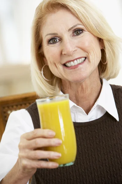 Äldre Kvinna Dricka Ett Glas Färskpressad Apelsinjuice — Stockfoto