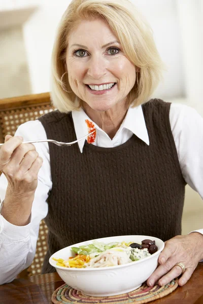 高级女人吃晚餐 在对照相机微笑 — 图库照片