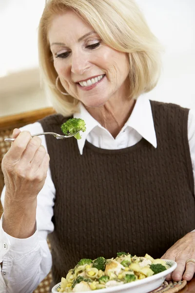 Femme âgée mangeant un repas sain — Photo