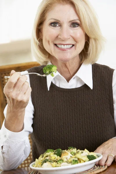 年配の女性が健康的な食事を食べる — ストック写真