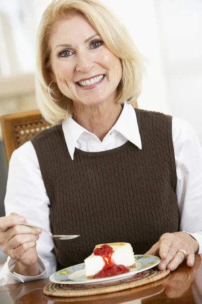 Mulher Sênior Comendo Cheesecake — Fotografia de Stock