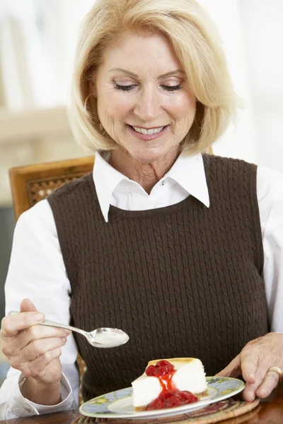 Mujer Mayor Comiendo Tarta Queso — Foto de Stock