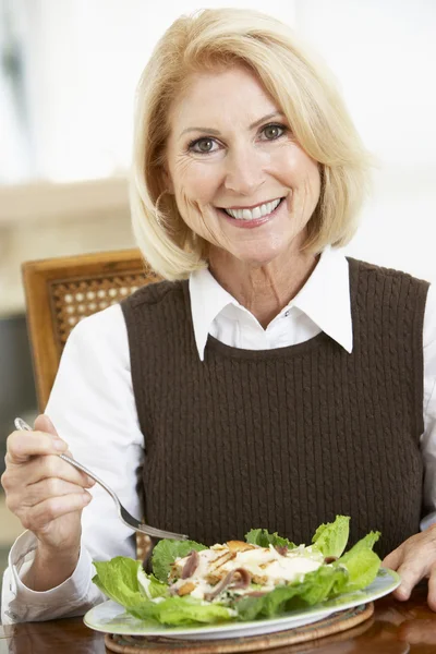 Äldre kvinna äta sallad — Stockfoto