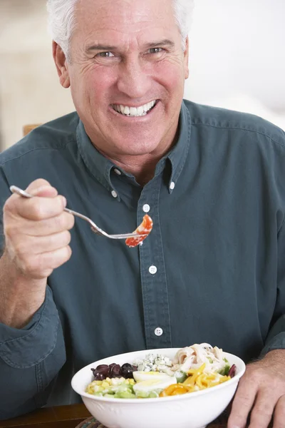 健康的な食事を食べているシニア男 — ストック写真