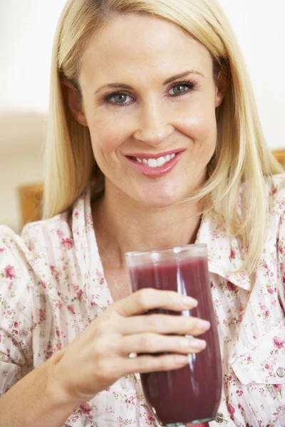 中旬成年女性持有鲜莓果汁 — 图库照片
